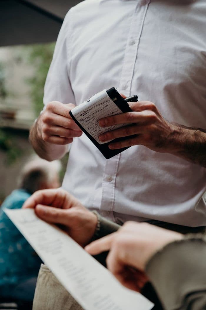 Table Service vs. Counter Service: Pros, Cons, and Choosing the Right Approach
