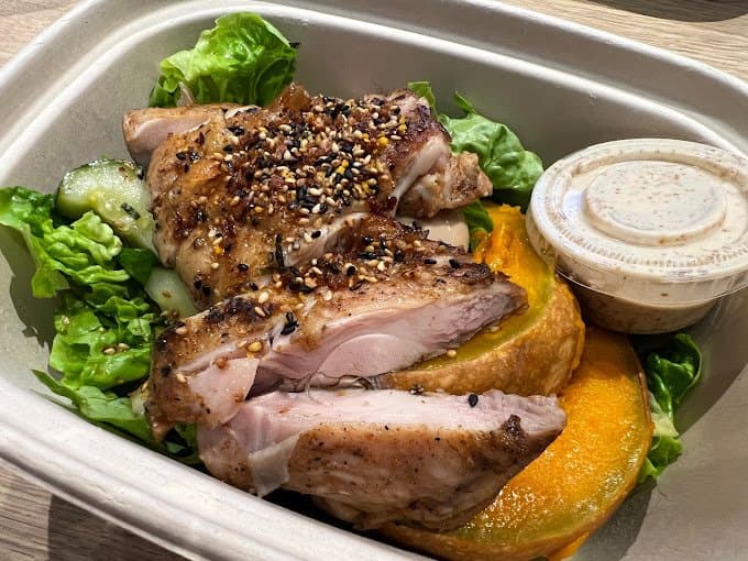 Build-your-own-bowl takeaway order prepared from a Waitrr E-Menu